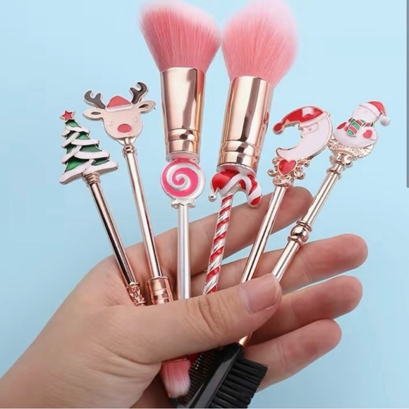 Christmas Themed Makeup Brushes - Picture 2 of 4